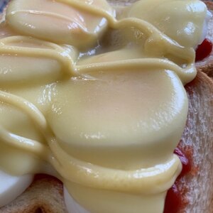 ゆで卵とチーズのオープントースト